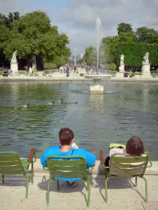 Tuilerien-Garten - Ruhepause auf den Stühlen am Wasserrand