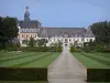 Tuinen van Valloires - Cisterciënzer abdij van Valloire, rozentuin en grasvelden omzoomd oprit