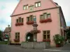 Turckheim - Casa de guarda que aloja o escritório de turista e a fonte de flor (gerânios)