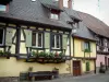Turckheim - Casas de madeira coloridas com flores e um banco de madeira