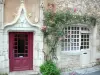 Turenne - Porte d'entrée de style gothique flamboyant de l'ancienne maison du Chapitre (ou maison des Chanoines)