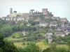 Turenne - Vista do castelo no topo da colina e as casas da vila medieval de Turenne