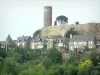 Turenne - Maisons au pied de la tour de César du château de Turenne