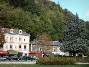 Uriage-les-Bains - Fassaden und Geschäfte des Kurortes
