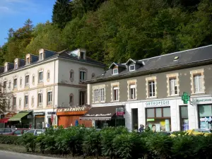 Uriage-les-Bains - Bäume, Fassaden und Boutiquen des Kurortes