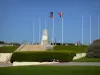 Utah Beach - Plage du Débarquement : stèle commémorative et drapeaux
