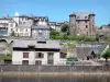 Uzerche - Kasteel en huizen van de middeleeuwse stad met uitzicht op de rivier de Vézère Pontier