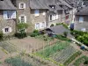 Uzerche - Tuin en de gevels van huizen in de middeleeuwse tuin