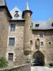 Uzerche - Versterkte poort en het kasteel Bécharie