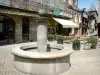 Uzerche - Fontaine et terrasse de café de la place Marie Colein