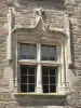 Uzerche - Verticale raamstijlen raam van het huis Eyssartier