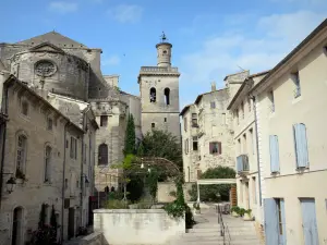 Uzès - Chiesa di Santo Stefano e la sua torre campanaria, e le facciate delle case del centro storico