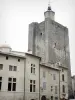Uzès - Tour de l'Évêque (tour de l'Horloge) et façades de maisons de la vieille ville