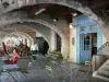 Uzès - Terrasses de cafés sous les arcades de la place aux Herbes