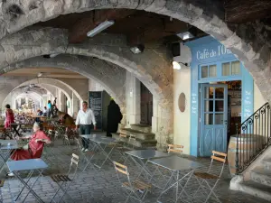 Uzès - Caffè all'aperto sotto i portici di Place aux Herbes