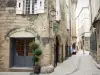 Uzès - Ruelle, maisons et boutiques de la vieille ville