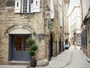 Uzès - Lane, case e negozi del centro storico