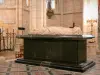 Uzeste collegiate church - Inside the Notre-Dame collegiate church: white marble recumbent of Clement V 