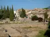 Vaison-la-Romaine - Maisons de la ville bordant le site archéologique avec les vestiges gallo-romains (ruines antiques) du quartier de la Villasse