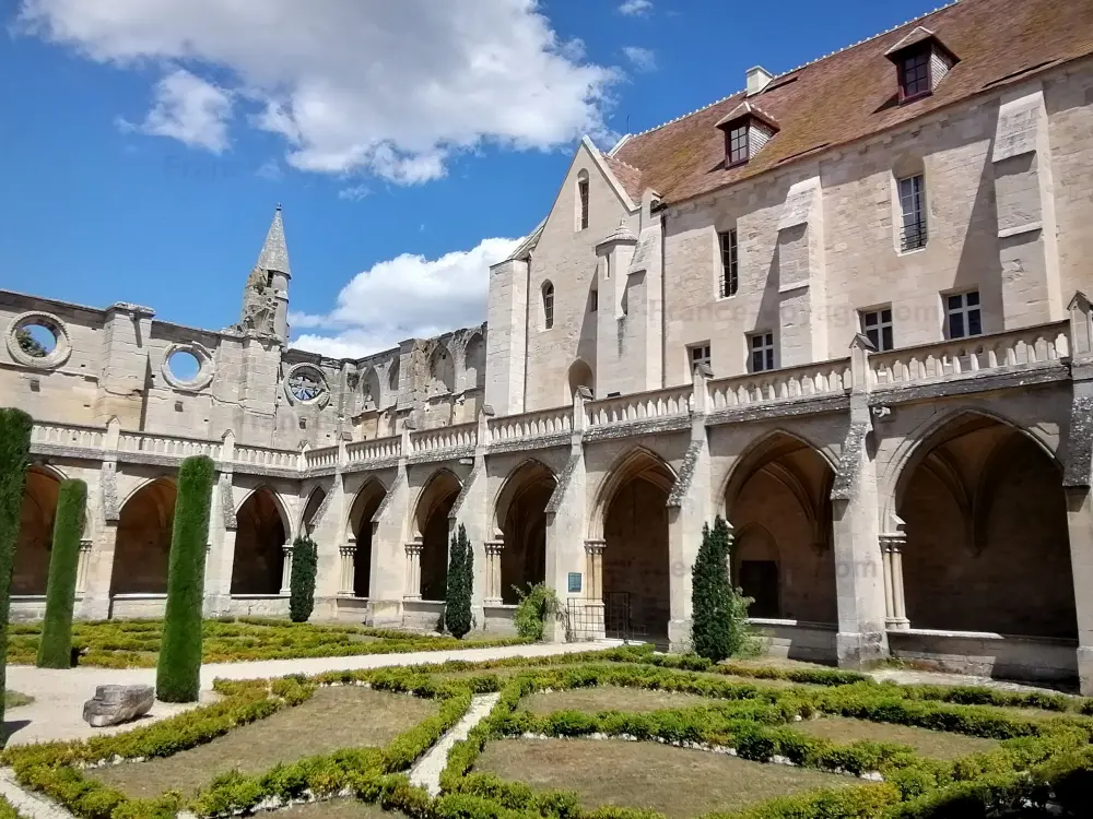 Guide of the Val-d'Oise - Royaumont abbey - Abbey cloister garden