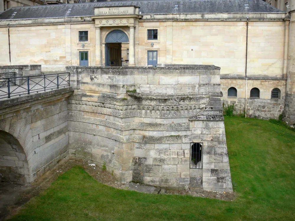 Guide of the Val-d'Oise - Écouen castle - National Museum of the Renaissance - Dry ditch and castle entrance