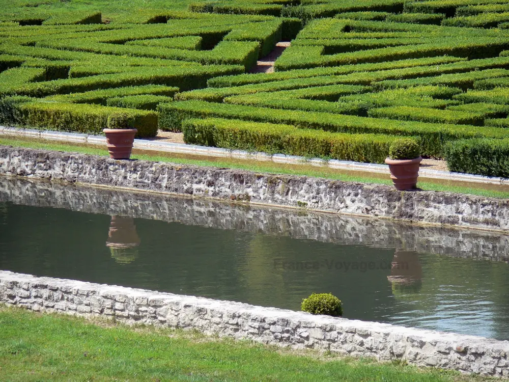 Guide of the Val-d'Oise - Villarceaux estate - Estate park: canal and boxwood embroideries in the garden over the water (parterre over the water); in the town of Chaussy, in the Regional Natural Park of Vexin Français