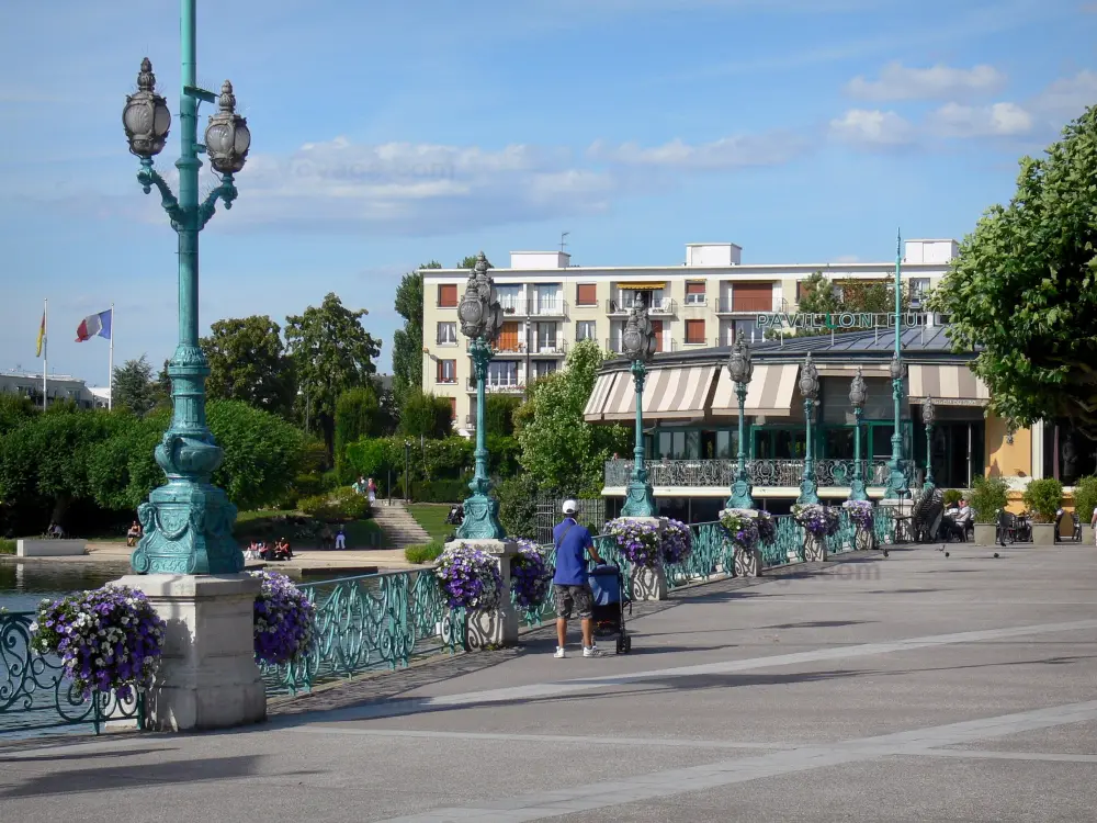 Reiseführer des Val-d'Oise - Enghien-les-Bains - Kurort: Seebrücke Enghien (Brückenpromenade, Esplanade Patenôtre-Desnoyers) mit schmiedeeisernem Geländer und Laternen im Jugendstil; im Hintergrund ehemaliger Musikpavillon (Rotunde mit Brauerei).