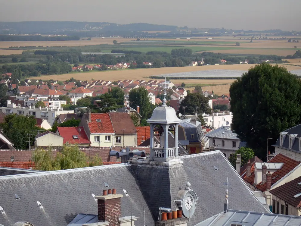 Guide of the Val-d'Oise - Landscapes of Val-d'Oise - View of the Plaine de France, with the roofs of the town of Écouen and the surrounding fields
