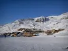 Val Thorens - Snowy track (sneeuw) met uitzicht op huisjes en gebouwen in het skigebied (wintersport) en de berg