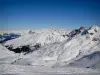 Val Thorens - Depuis le domaine skiable des 3 Vallées, vue sur les montagnes enneigées (neige) environnantes
