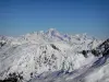 Val Thorens - Desde la estación de esquí de 3 Valles, con vistas a las cimas de las montañas cubiertas de nieve (nieve) en torno a