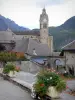 Valbonnais - Valbonnais pueblo: la torre de la iglesia, los techos de las casas y cultivan un huerto de flores, montañas en el fondo