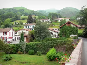 Vale do Aldudes - Casas na aldeia de Saint-Étienne-de-Baïgorry em um cenário verde