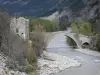 Vale alto de Verdon - Antiga ponte de pedra que atravessa o rio Verdon, ruína de uma casa e árvores à beira da água