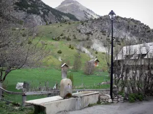 Vale do Clarée - Fonte, poste de luz e casa da aldeia de Nevache e montanhas