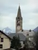 Vale do Clarée - Aldeia de Val-des-Prés: campanário da igreja de Saint-Claude, casas, árvores e montanhas