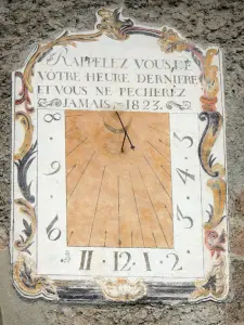 Vale do Clarée - Aldeia de Plampinet: relógio de sol pintado adornando a fachada da igreja de São Sebastião