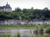 Vale do Loire - Castelo de Chaumont-sur-Loire, árvores, casas da aldeia e rio (o Loire)