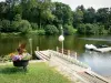 Vale Mayenne - Bac Menil, decoração floral, rio Mayenne e árvores na beira da água