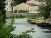 Vale do Sèvre niortaise - Sèvre Niortaise com barcos atracados (cais para um passeio de barco no verde de Veneza); em Coulon, no Marais poitevin (pântano molhado)