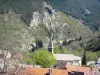 Vale do Volane - Vista da torre da igreja e os telhados das casas da aldeia de Laviolle, em um cenário verde, no coração do Parque Natural Regional do Monts d'Ardèche