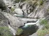 Vale do Volane - Parque Natural Regional dos Montes d'Ardèche: rio Volane, rocha e vegetação