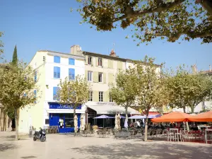 Valence - Caféterrassen und Häuserfassaden am Place des Clercs