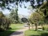 Valence - Parc Jouvet : allée bordée d'arbres et trampolines