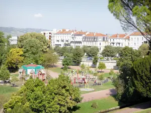 Valence - Spiele für Kinder im Jouvet-Park und Fassaden der Altstadt im Hintergrund