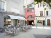 Valence - Terrasse de restaurant et façades de maisons de la vieille ville