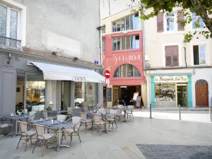 Valence - Restaurantterrasse und Häuserfassaden in der Altstadt