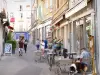 Valence - Rue commerçante avec boutiques et terrasse de café