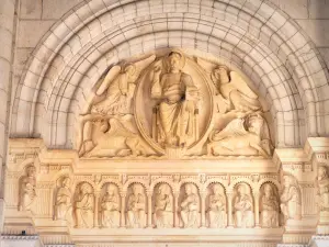 Valence - Geschnitztes Tympanon der Kathedrale Saint-Apollinaire
