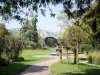 Valência - Jouvet Park: entrada de arborizada e trampolins